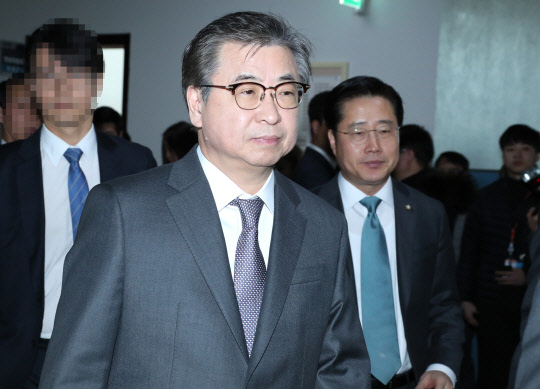 서훈 국정원장, 국회 정보위 출석 서훈 국가정보원장이 5일 국회에서 열린 정보위원회 전체회의에 출석하고 있다. 2018.2.5